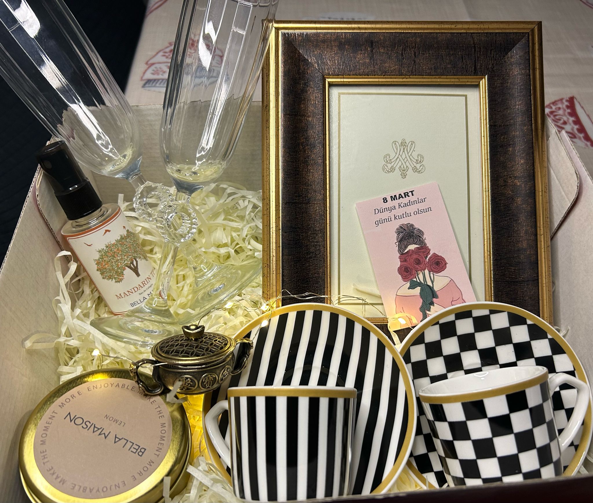 KADINLAR GÜNÜ NE ÖZEL HEDİYE KUTUSU