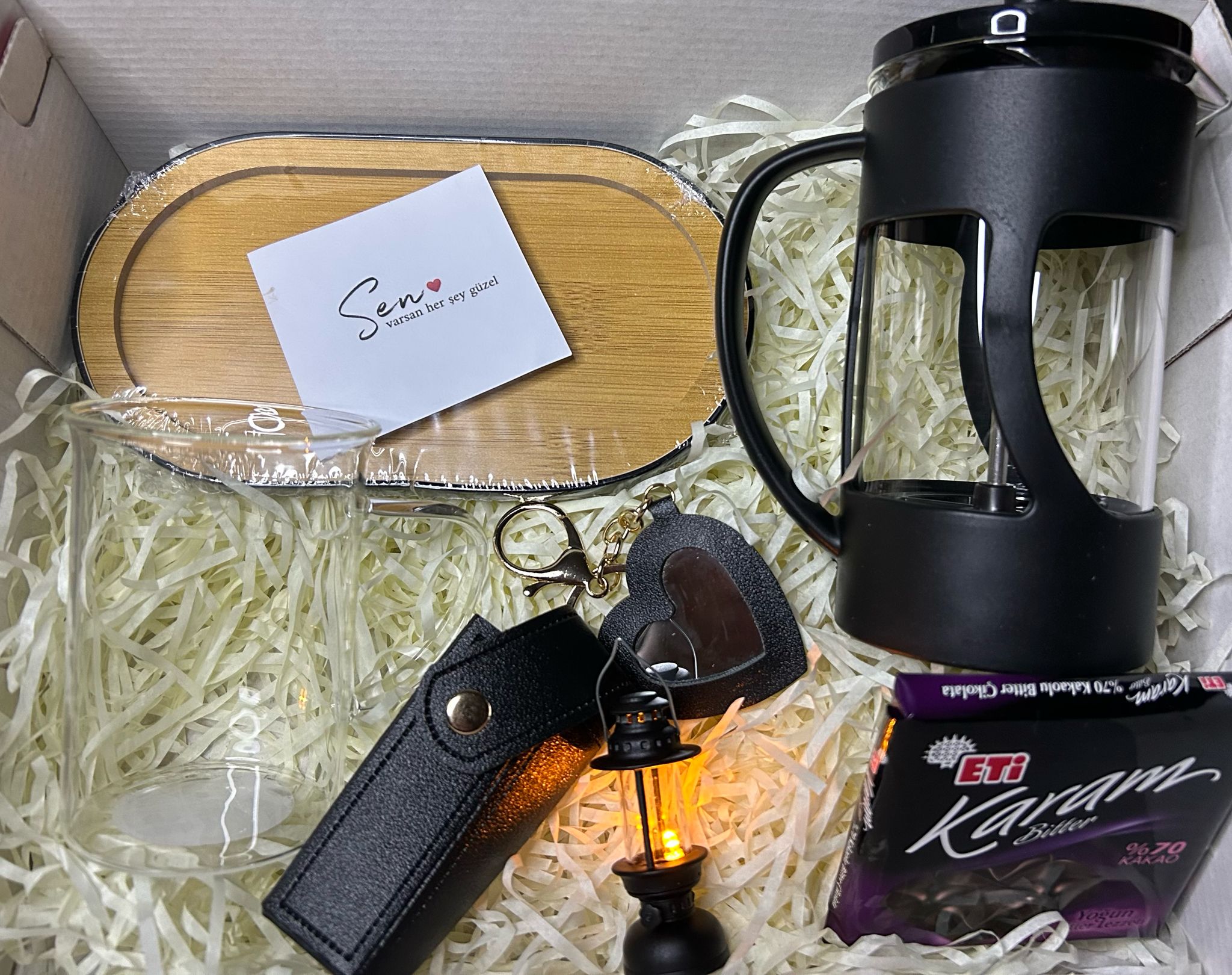 SADE BİR HEDİYE KUTUSU